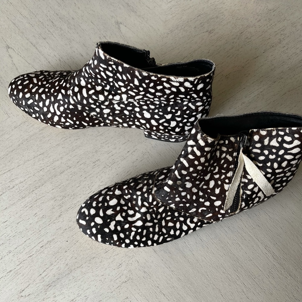 Dolce Vita Sutton ankle zip booties